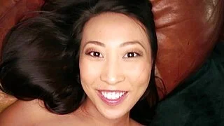 高清第一视角，拥有丰满胸部的法裔亚裔女孩喜欢做爱