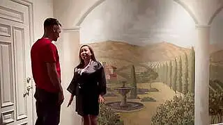 拥有傲人天然巨乳的亚洲熟女辣妻在接受坦特拉按摩时，意外遭遇无套黑人猛男的性爱。