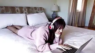丰满的熟女继母邀请亚洲少女继女随时被邻居操
