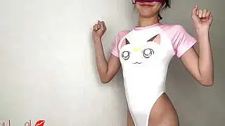 亚洲女孩试穿日本连体衣